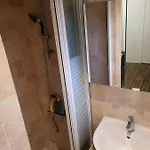 Apartmán T2 Cosy Autonome H24 Parking Prive Attenant Tv 165cm Netflix Wi-fi Au Rez-de-chaussee