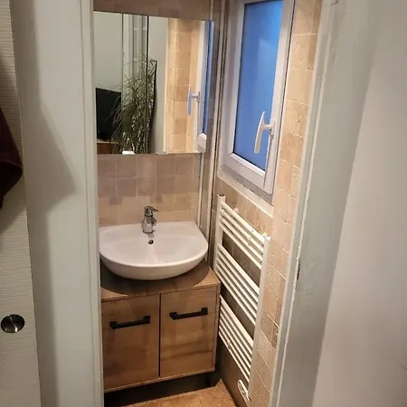 Apartment T2 Cosy Autonome H24 Parking Prive Attenant Tv 165cm Netflix Wi-fi Au Rez-de-chaussee Alencon
